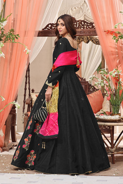 Aari Embroidered Long Maxi | SHENDI | M123240